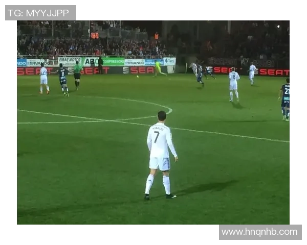 《从球场到教练席：一位传奇足球球星的执教之路与荣耀再起》